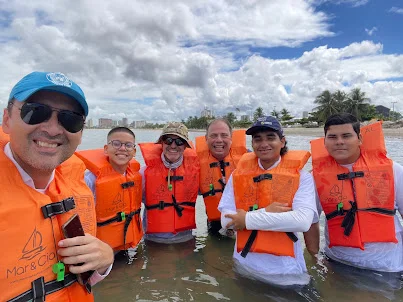 Participantes com coletes salva-vidas durante atividade náutica